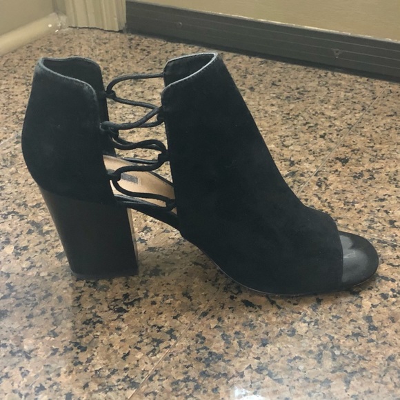 Tahari TA-Post Black Peep Toe Classic Pumps - Picture 2 of 10